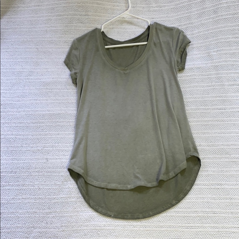 A plain green t shirt.